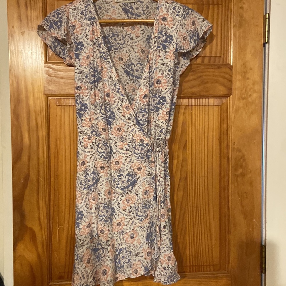 Very flattering Abercrombie and Fitch wrap dress pink and lavender floral print
